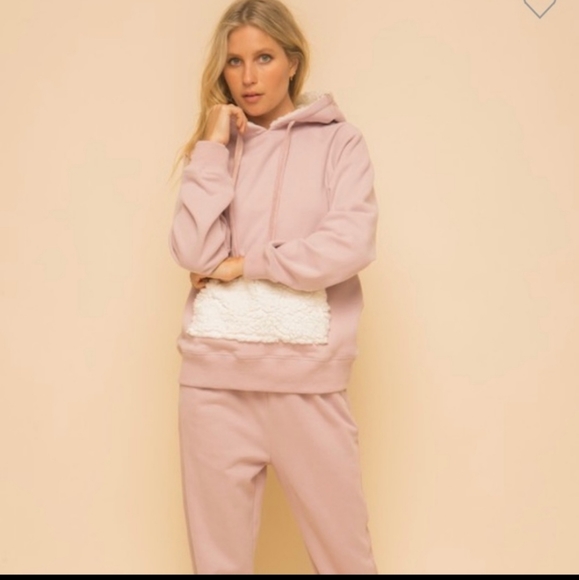 Host Pick 🥳 POL Hoodie with sherpa on the pocket and inside the hood. - Picture 2 of 5